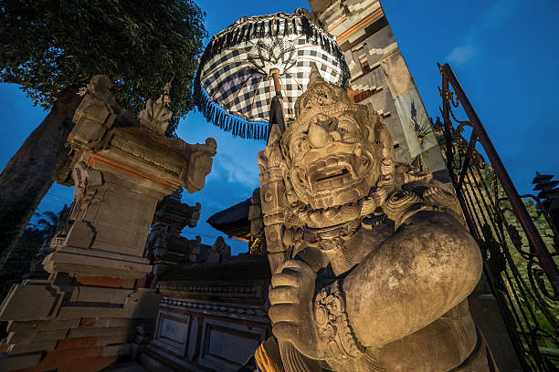 발리에서 전통적인 가드 악마 동상 - bali sculpture balinese culture human face 뉴스 사진 이미지