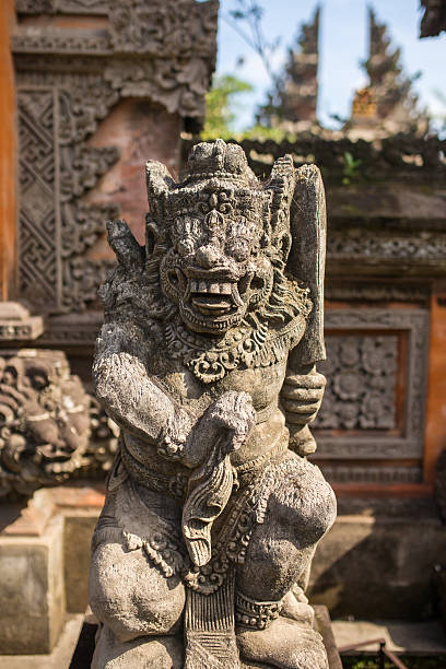 발리에서 전통적인 가드 악마 동상 - bali sculpture balinese culture human face 뉴스 사진 이미지