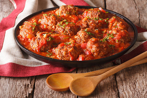 albondigas fleischbällchen mit tomatensauce auf einem teller aus nächster nähe - curry sauces stock-fotos und bilder