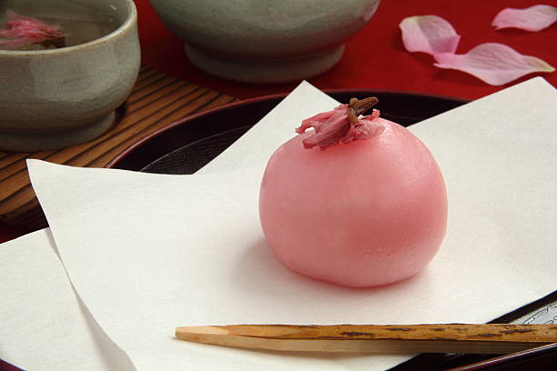 pasticceria giapponese wagashi, sapore di fiori di ciliegio - tea crop spring japanese culture tea foto e immagini stock