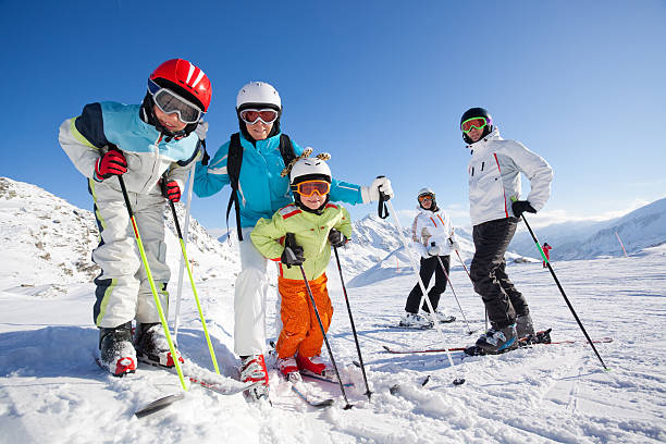 persone sci - skiing family winter snow foto e immagini stock