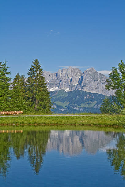 vista su catena montuosa wilder kaiser - ackerlspitze foto e immagini stock