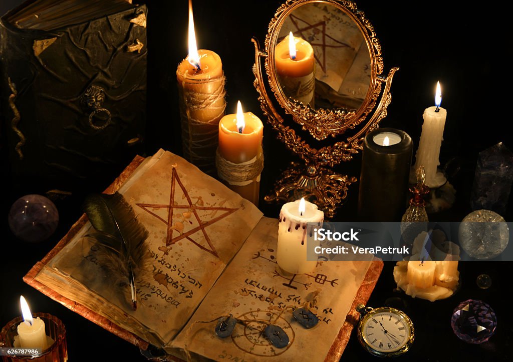 Nature morte magique avec des livres, des bougies allumées et mirrow - Photo de Pentacle libre de droits