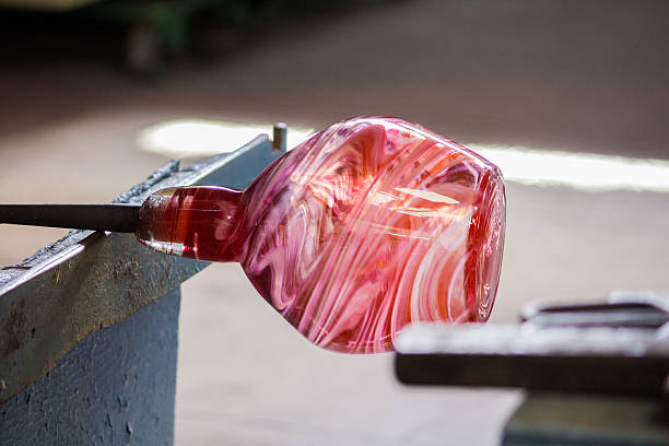 laboratorio soffiante di vetro - glass blower foto e immagini stock