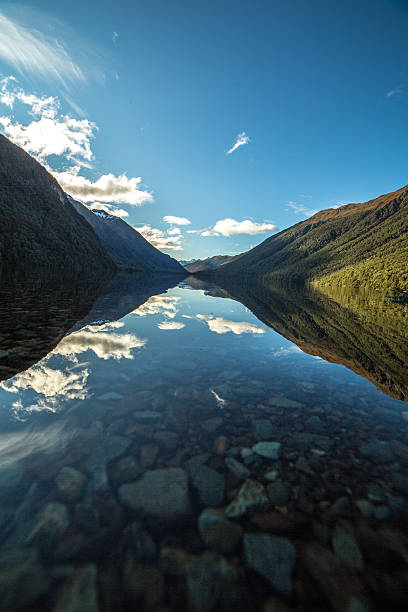 see- und berglandschaft im fiordland nationalpark, neuseeland - see mirror lake stock-fotos und bilder
