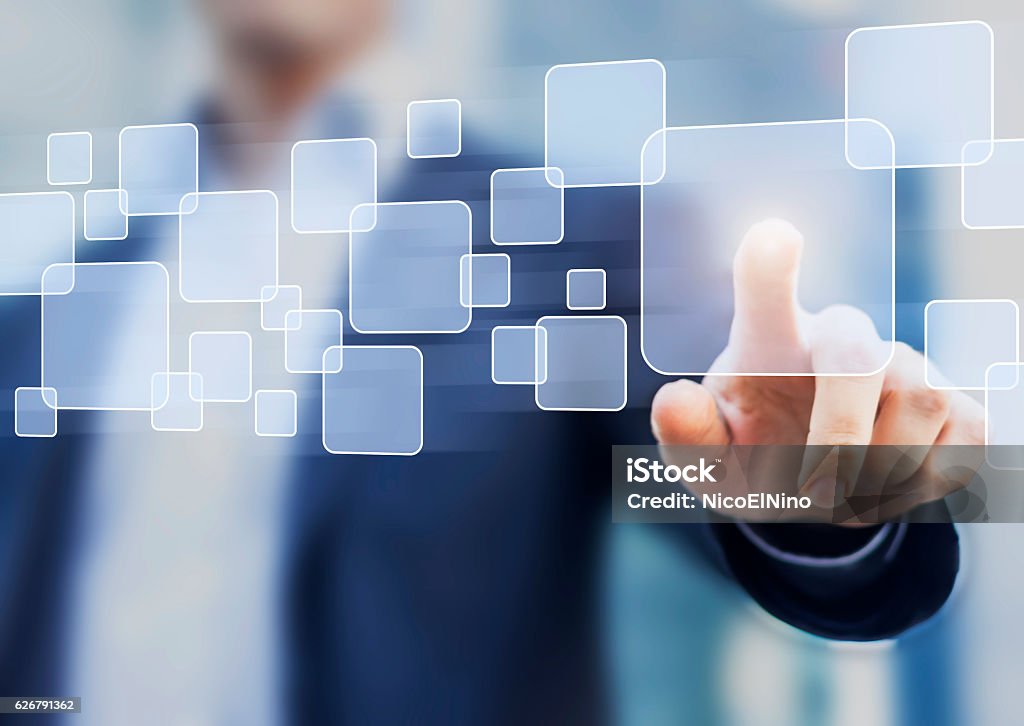 Concept d’entreprise abstrait, homme d’affaires touchant le bouton sur une interface virtuelle - Photo de Montrer du doigt libre de droits