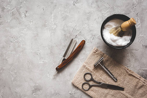 escritorio de peluquería para hombre con herramientas para afeitar la vista superior - barbero peluquero fotografías e imágenes de stock