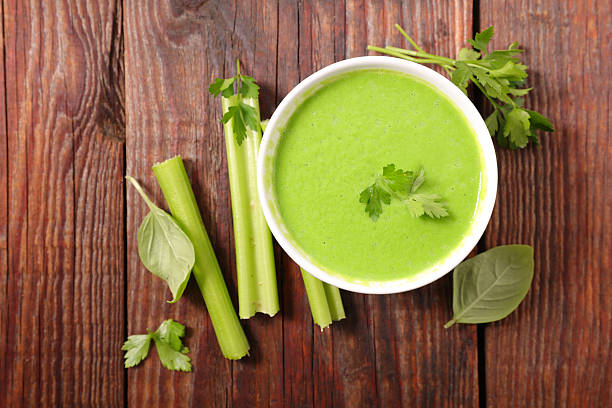 スープのボウル - soup zucchini spinach cream ストックフォトと画像