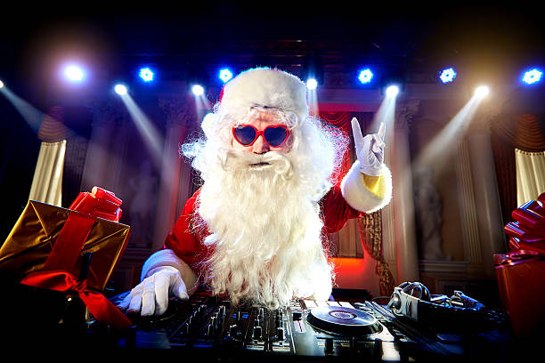 dj santa claus mischen bei der party weihnachten - arts or entertainment audio stock-fotos und bilder