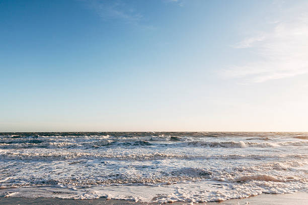 waves on the kent coast in south-east england - southeast england imagens e fotografias de stock