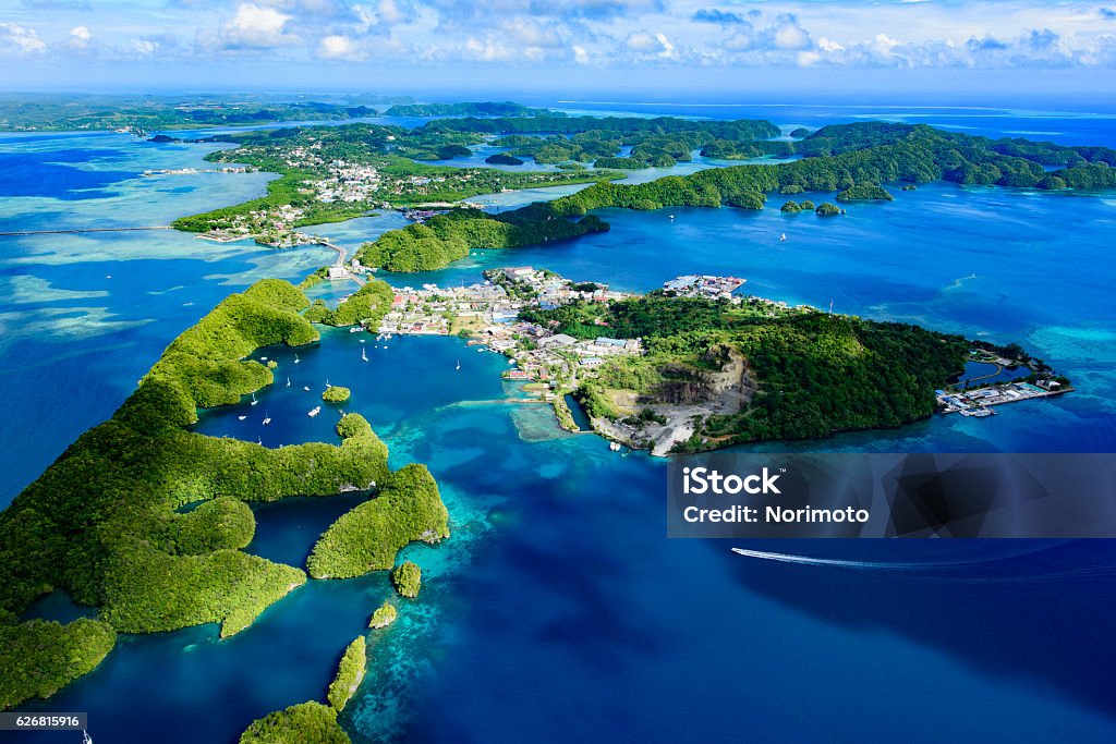 Vista completa de la isla de Palau Malakal y Koror - Foto de stock de Palaos libre de derechos