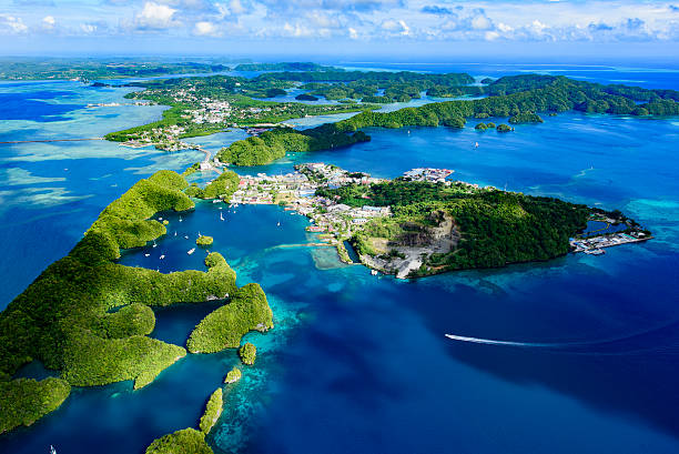 vista completa de la isla de palau malakal y koror - oceanía fotografías e imágenes de stock