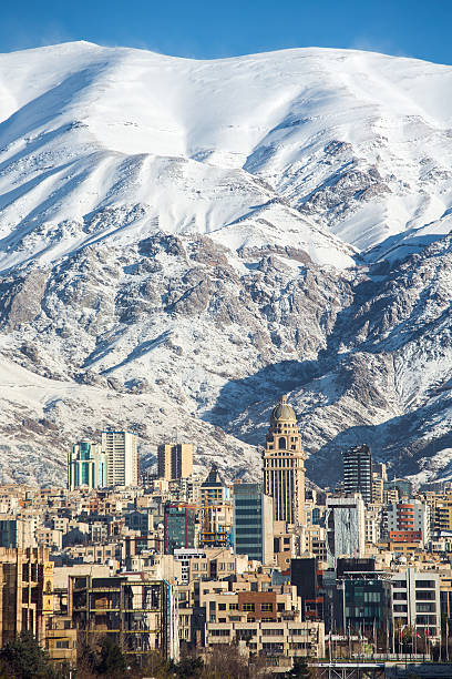 vista invernale di teheran con montagne alborz innevate - teheran foto e immagini stock