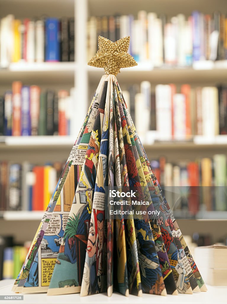 Foto de Árvore De Natal Feita Com Páginas De Livros e mais fotos de stock  de Livro - Livro, Natal, Página - iStock
