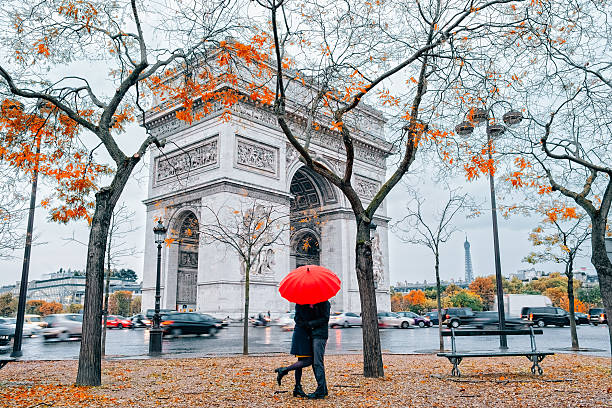 パリの雨で傘の下のカップル - paris france france arc de triomphe europe ストックフォトと画像