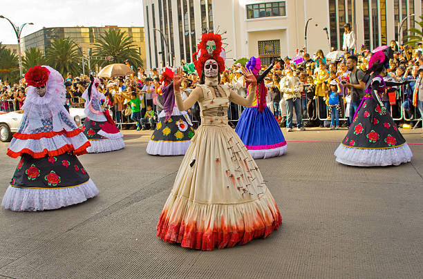 desfile del día de muertos en la ciudad de méxico. - face paint human face mask carnival fotografías e imágenes de stock