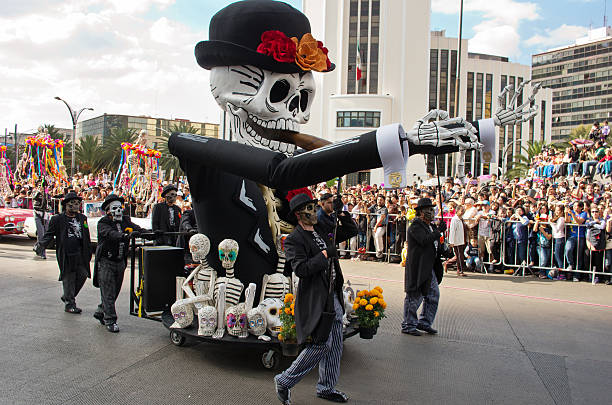 desfile del día de muertos en la ciudad de méxico. - face paint human face mask carnival fotografías e imágenes de stock