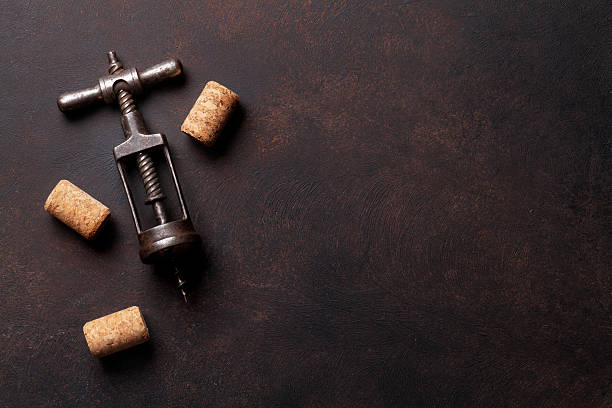 korkociąg vintage i korki do wina - cork wine corkscrew old zdjęcia i obrazy z banku zdjęć