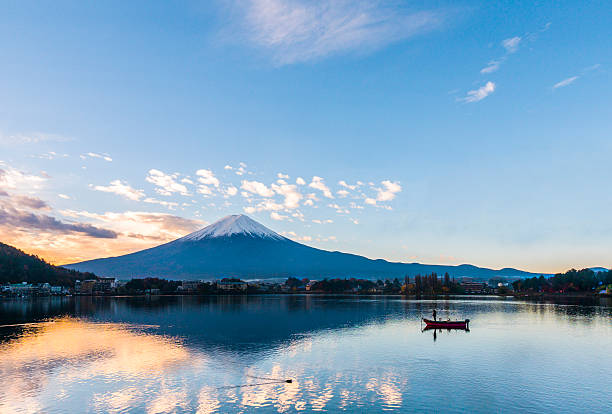 가와구치 호수 후지산 - 일본 - volcano lake blue sky autumn 뉴스 사진 이미지