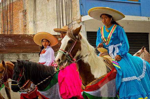 niños en desfile en el día de la revolución mexicana. - freedom fighter fotografías e imágenes de stock