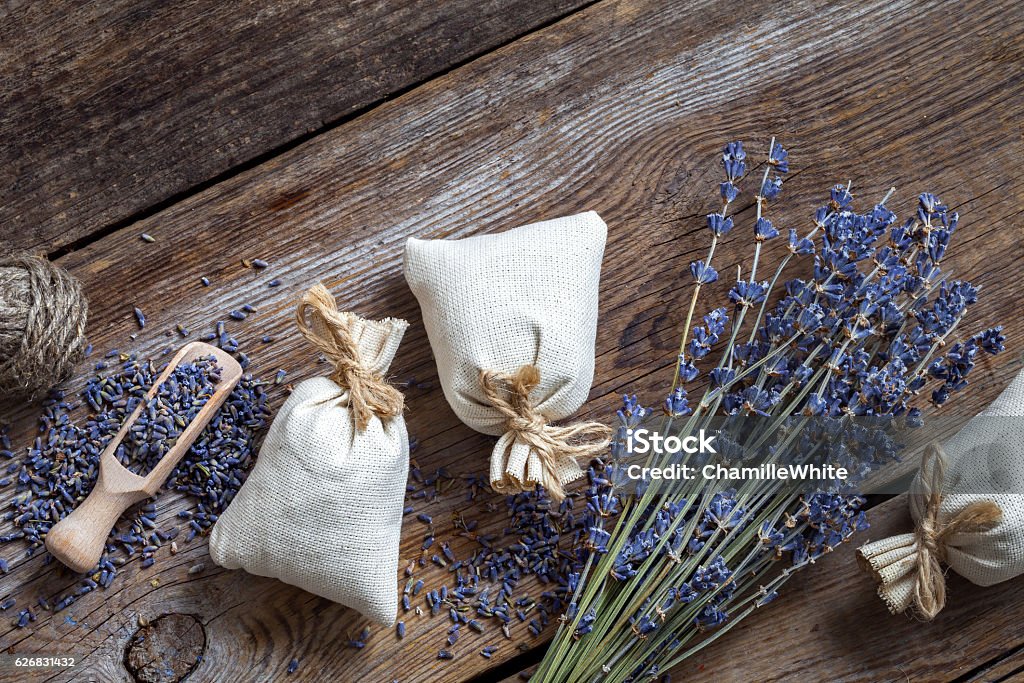 Bündel von Lavendelblüten und drei Beuteln - Lizenzfrei Region Provence-Alpes-Côte d'Azur Stock-Foto