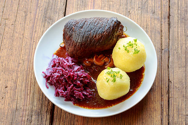 roulade de ternera con repollo rojo y albóndigas - festessen fotografías e imágenes de stock