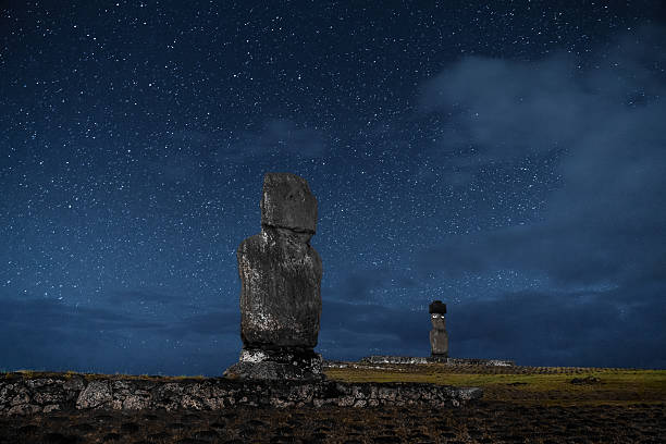 easter island rapa nui tahai moai under stars at night - ahu tahai imagens e fotografias de stock