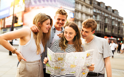 friends looking the map in piccadilly circus