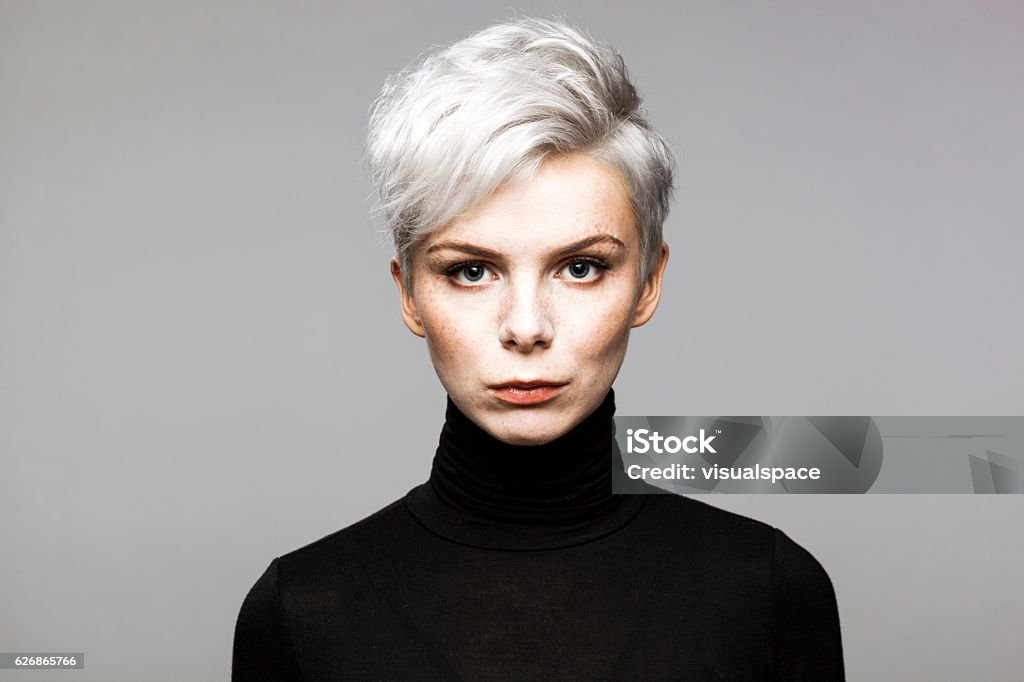 Portrait de jeune femme  - Photo de Cheveux courts libre de droits