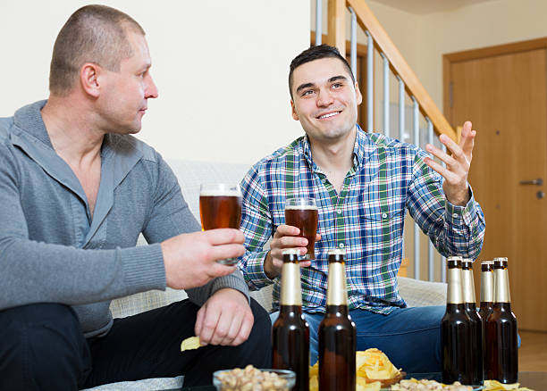 dois homem com cerveja sentar e conversar - routine foods and drinks clothing household equipment imagens e fotografias de stock