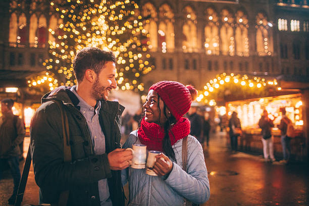 casal no mercado de natal - fun knit hat adult dating - fotografias e filmes do acervo