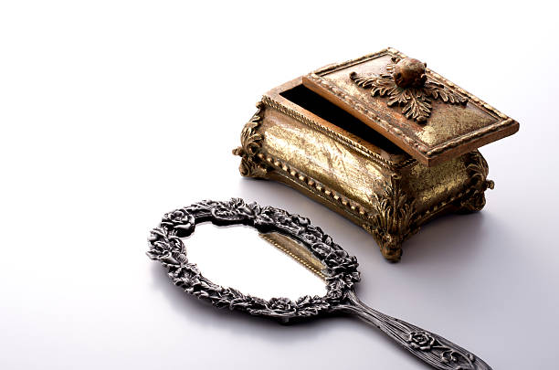istock Hand Mirror and jewellery box on white background 626912646