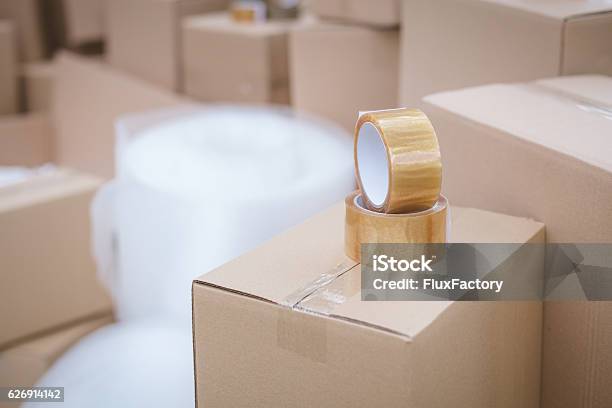 Duct Tape On Cardboard Box Stockfoto en meer beelden van Opslagkamer - Opslagkamer, Doos, Inpakken