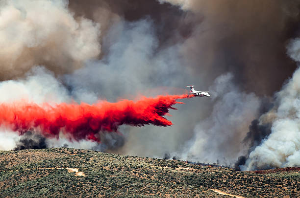 Weiße Flugzeug bringen Feuer Retardant wie Schlachten Raging Wildfire – Foto