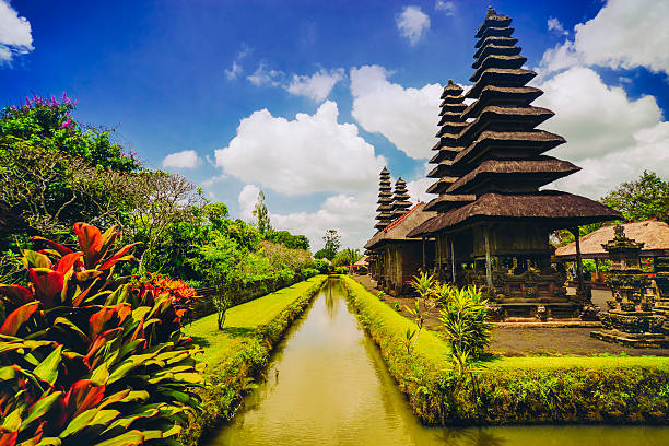 taman ayun el templo de la familia real en bali, indonesia - bali indonesia temple travel fotografías e imágenes de stock
