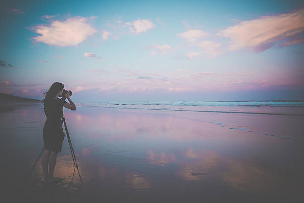 夕暮れのビーチのフォトグラファーに、デジタル一眼レフカメラ、トライポッド - australia photographing camera beach ストックフォトと画像