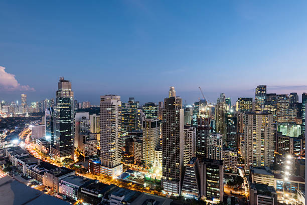 makati skyline, metro manila - filipinas - manila philippines makati city fotografías e imágenes de stock