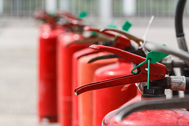 tanque rojo extintor de incendios al aire libre - fire extinguisher office safety protection fotografías e imágenes de stock