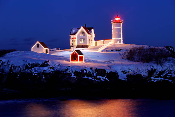 christmas lights auf den leuchtturm nubble light - maine lighthouse york maine new england stock-fotos und bilder