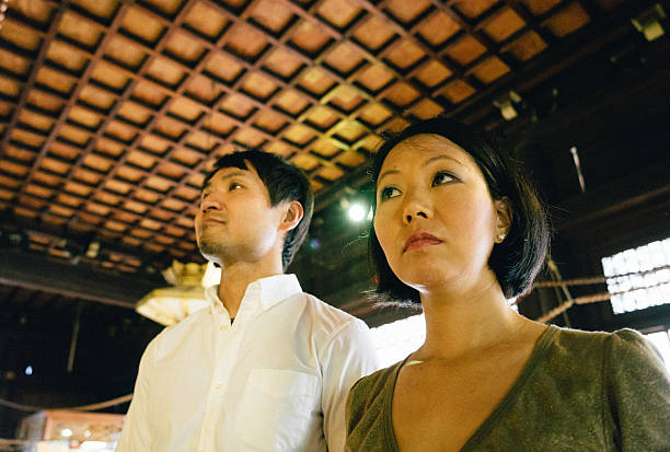 couple japonais visiter le temple bouddhiste - zen like women temple meditating photos et images de collection