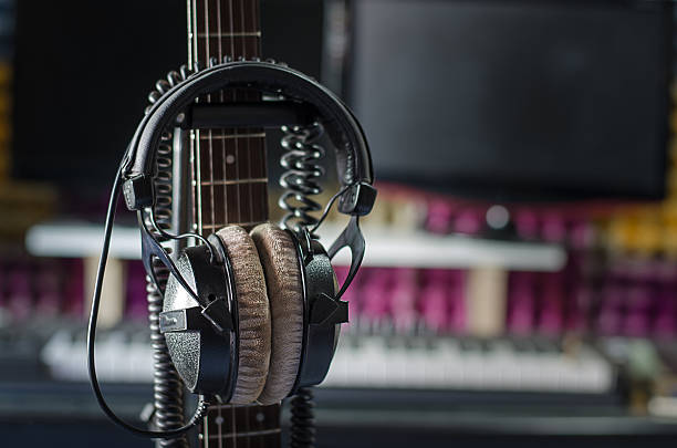 auriculares con guitarra de cuello en el estudio. - alternative energy audio fotografías e imágenes de stock