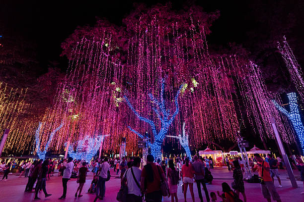 lumières de noël au triangle d’ayala à makati, manille - philipppines. - ayala photos et images de collection