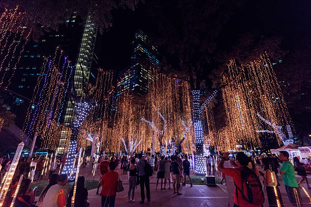 luzes de natal no triângulo de ayala em makati, manila - philipppines. - ayala - fotografias e filmes do acervo