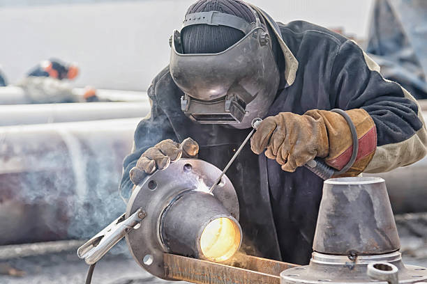 lavori di saldatura per la fabbricazione di unità e parti di condotte - flange foto e immagini stock