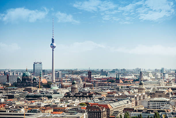 Ostberliner Stadtbild mit Fernsehturm und Dom unter blauem Himmel