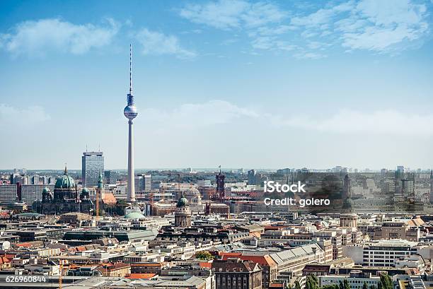 Foto de Paisagem Da Cidade De Berlim Oriental Com Torre De Televisão E Catedral e mais fotos de stock de Berlim