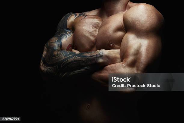 Hombre Atlético Fuerte Muestra Cuerpo Muscular Desnudo Foto de stock y más banco de imágenes de Tatuaje