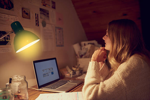 ai cần ngủ khi bạn có internet chưa được khai thác? - got home at night hình ảnh sẵn có, bức ảnh & hình ảnh trả phí bản quyền một lần