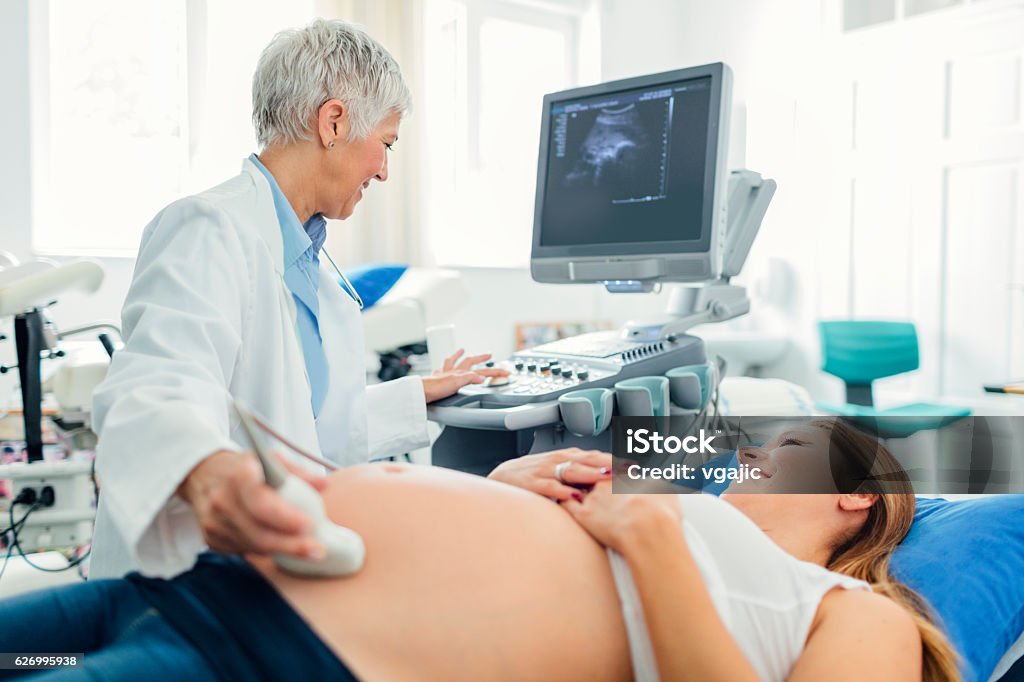 Ultraschalluntersuchung in der Arztpraxis - Lizenzfrei Ultraschall-Untersuchung Stock-Foto