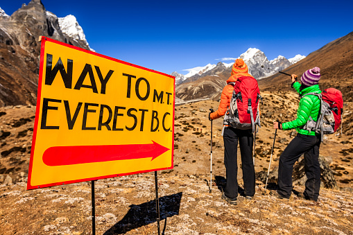 Dos mujeres jóvenes en la forma de Everest campamento Base photo